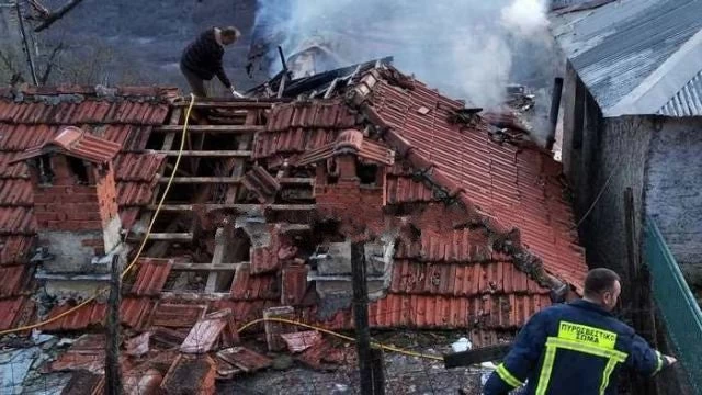 Κάηκαν σπίτια στη Βράχα Ευρυτανίας (εικόνες)